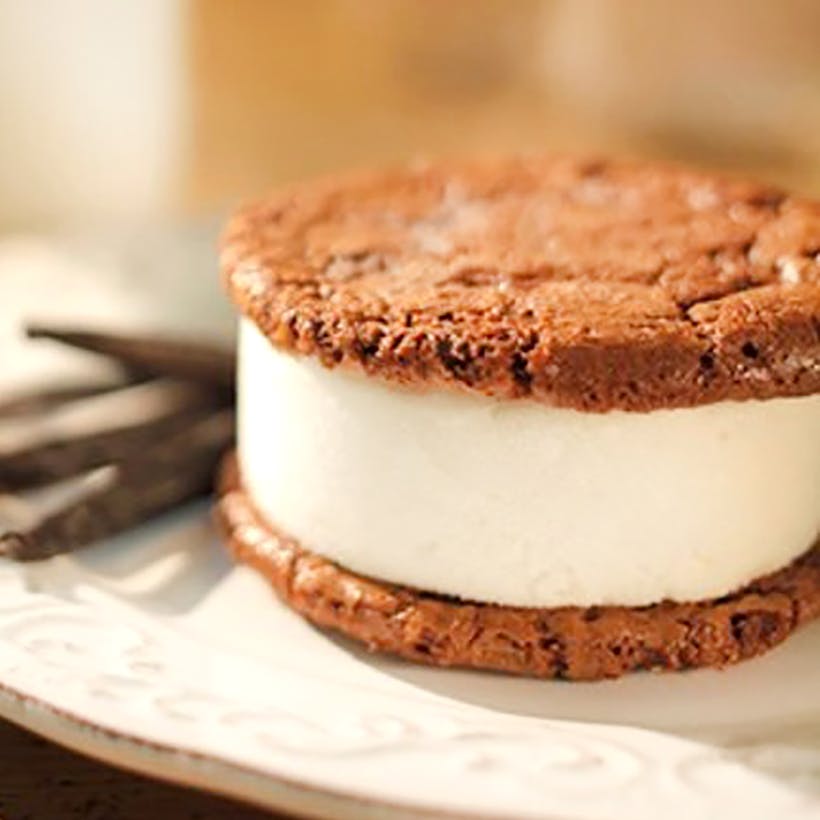 Vanilla Chocolate Ice Cream Sandwich - 8 Pack