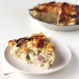 Hog Heaven Mac 'n Cheese Pie