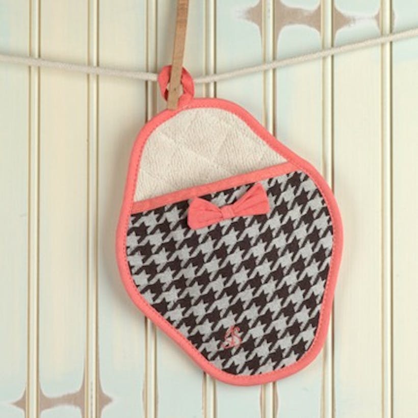 Brown & Cream Houndstooth Scalloped Pot Mitt